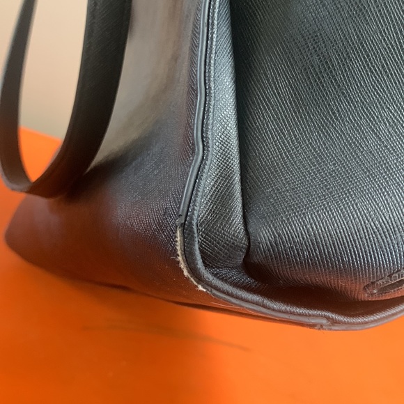 Black GUESS Tote Handbag Purse - Picture 12 of 14